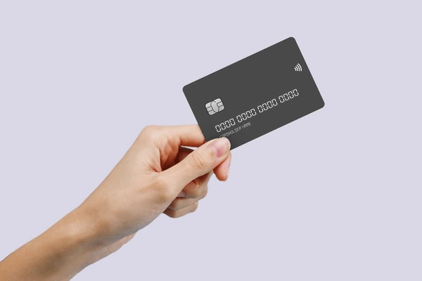 Segurando cartão de crédito
